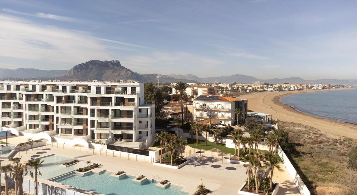 MEDITERRANEAN HOUSING A FEW METERS FROM THE SEA