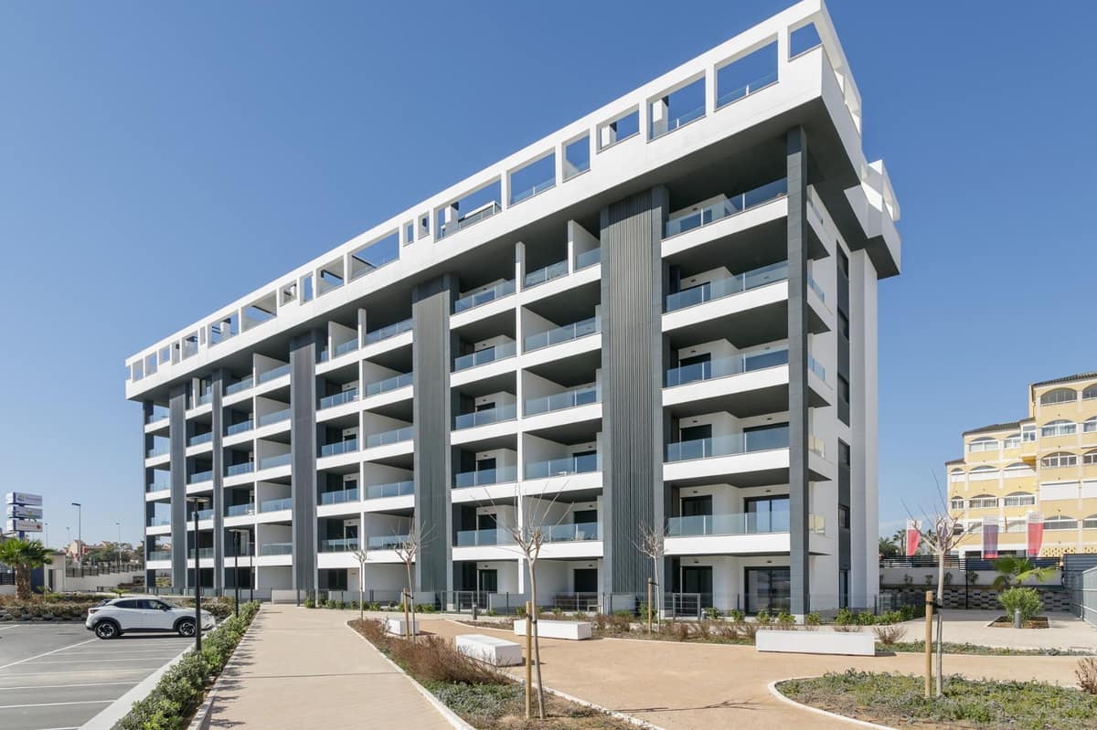 NEW BUILD GATED URBANIZATION IN TORREVIEJA ONLY 700M FROM THE BEACH