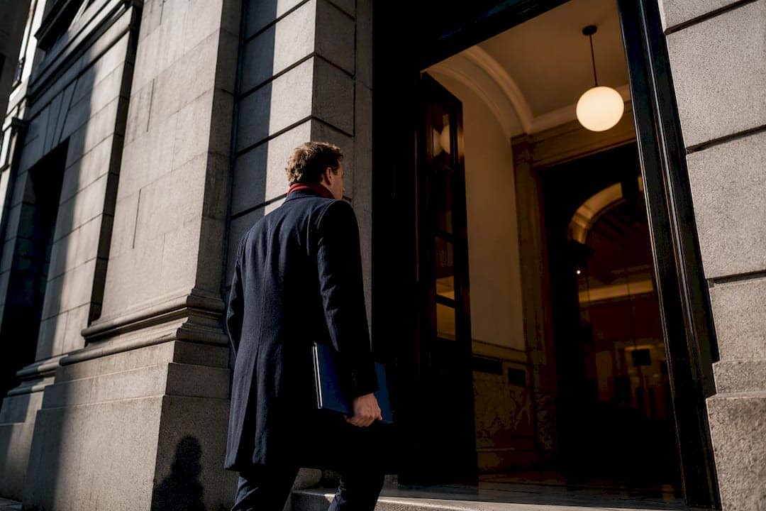 Applicant approaching Spanish consulate entrance