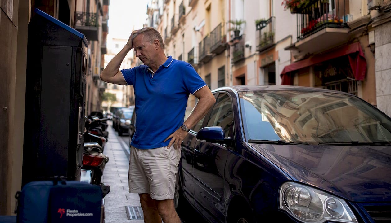 Man frustrated with parking on busy Benidorm street